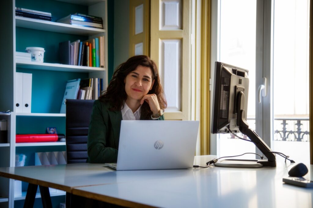Elena gregorio en despacho compartido trabajando